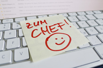 Notiz auf Computer Tastatur: Zum Chef