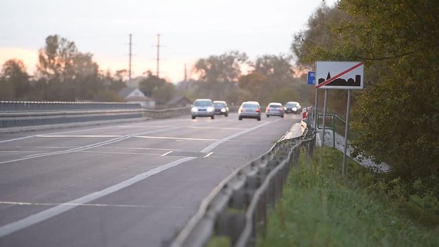 Ruchliwa droga na końcu terednu zabudowanego