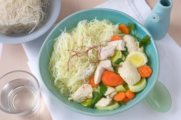 Reisnudeln mit Hühnefleisch und Gemüse