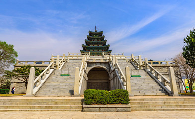 Obraz premium Gyeongbokgung Palace At Night In South Korea, with the name of the palace 'Gyeongbokgung' on a sign