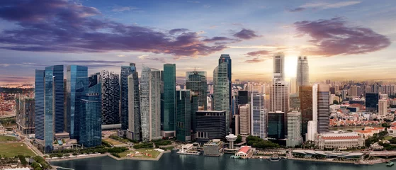 Poster Die Skyline von Singapur bei Sonnenuntergang © moofushi