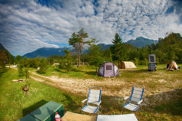Campingplatz mit Bergen im Hintergrund