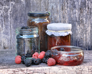 pots de confiture et fruits sur fond bois 