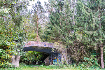 Von Bäumen überwucherter Bunker aus dem Zweiten Weltkrieg in Geretsried Bayern