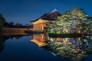 Fototapeta premium Gyeongbokgung Palace At Night In South Korea, with the name of the palace 'Gyeongbokgung' on a sign