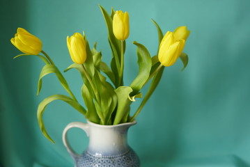 Жёлтые тюльпаны в кувшине