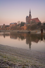 Fototapeta premium Morgendämmerung über Kirche St Stephan in Tngermünde, Sachsen Anhalt in Deutschland