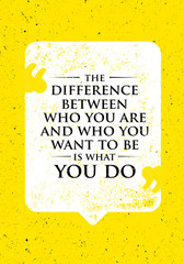 Plakaty  Różnica między tym, kim jesteś, a tym, kim chcesz być, to to, co robisz. Inspirujący cytat kreatywnej motywacji.