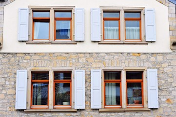 Fototapeta na wymiar Renoviertes altes Fenster, Südhessen