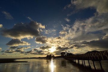 Obraz premium 朝日、空、雲、海、青森県、平内町