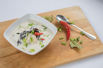 Orientalna zupa z kurczakiem © Anna