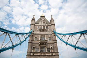 Fototapeta na wymiar London bridge with cloudy sky background 