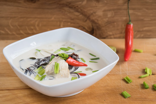 Tajka zupa na mleku kokosowym z kurczakiem