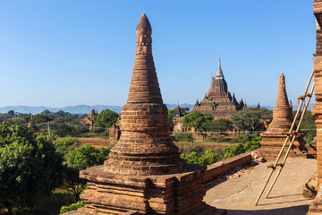 Fototapeta premium Bagan buddha tower at day