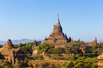 Fototapeta premium Bagan buddha tower at day