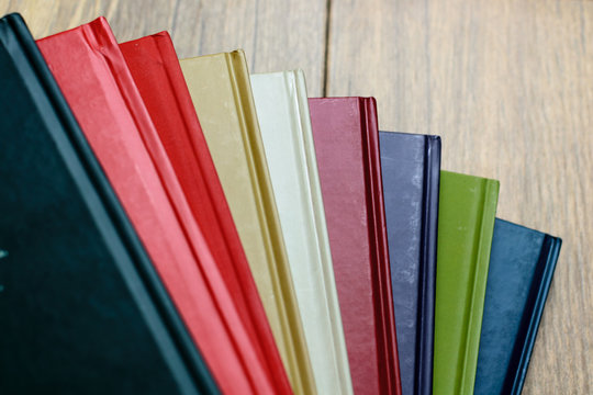 Książki w kolorowych okładkach