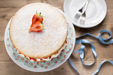 Sponge cake with cream and strawberries