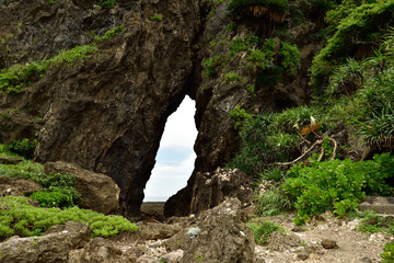沖縄県　久米島　ミーフガー（女岩）