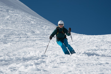 Fototapeta na wymiar Frau beim Skifahren