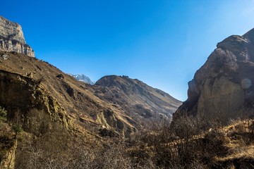 Fototapeta premium Горный пейзаж, красивый вид на горное ущелье, природа Северного Кавказа