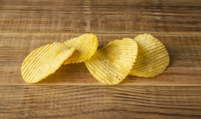 potato chips on a wooden table