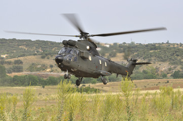 Helicóptero Super Puma aterrizando