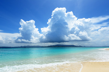 美しい沖縄のビーチと夏空
