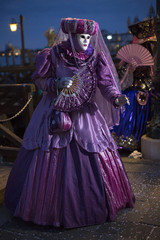 Maschera di carnevale con ventaglio a Venezia