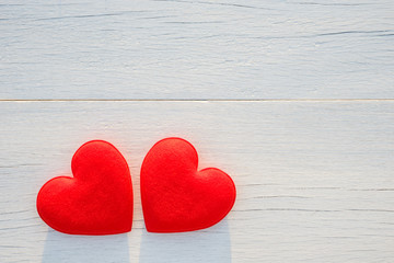Obraz premium Top view red heart on white wooden plank. For love or valentine day concept