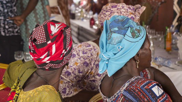 donne africane con capo coperto dalle stoffe
