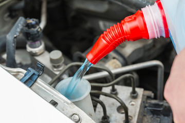 Pouring windscreen washer 