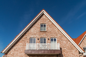 Giebelwand eines Hauses mit Balkon