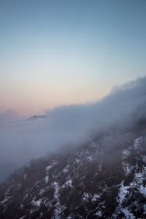 Горное ущелье в тумане, облачный вечер, горы и природа Северного Кавказа