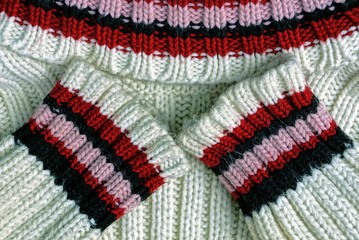 Белый свитер с цветными полосами