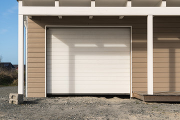 Obraz na płótnie Canvas Garage mit einem weißen Tor