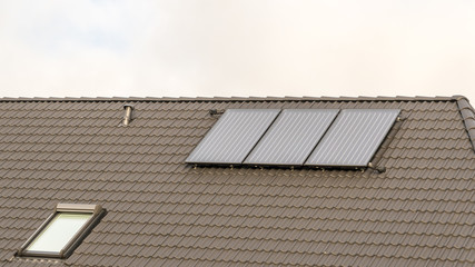Fototapeta premium Solaranlage auf einen Dach mit Dachpfannen