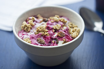 Crunchy muesli with yoghurt and berry sauce