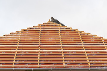 Neueindeckung eines Dachstuhles mit neuen Dachpfannen