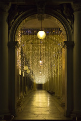 Colonnato del Palazzo Ducale di Venezia e luci a cascata