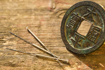 Fototapeta na wymiar Akupunktur Nadeln mit chinesischer, antiker Münze