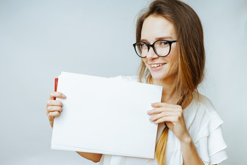 Naklejka premium Smiling proud girl with a4 paper