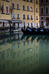 Gondole ormeggiate sotto i palazzi di Venezia