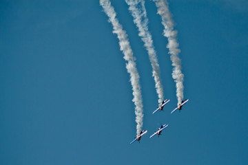 4 planes at airshow. Teamwork. Acrobat.