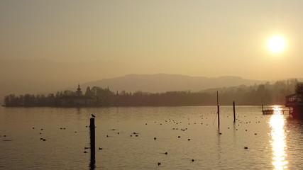 Fototapeta premium zachód słońca nad jeziorem Traunsee w Gmunden