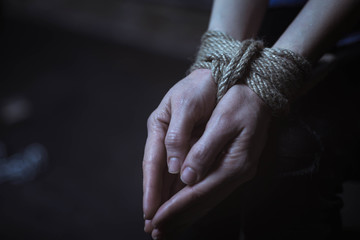 Trapped victim unable using her hands