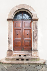 Fototapeta na wymiar Traditional Italian wooden door