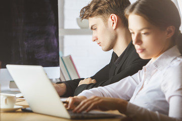 Obraz premium Girl and guy using laptop