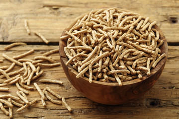 prodotto alimentare a base di cereali per colazione su sfondo rustico