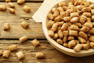 prodotto alimentare a base di cereali per colazione su sfondo rustico