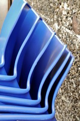 Blaue St&uuml;hle gestapelt